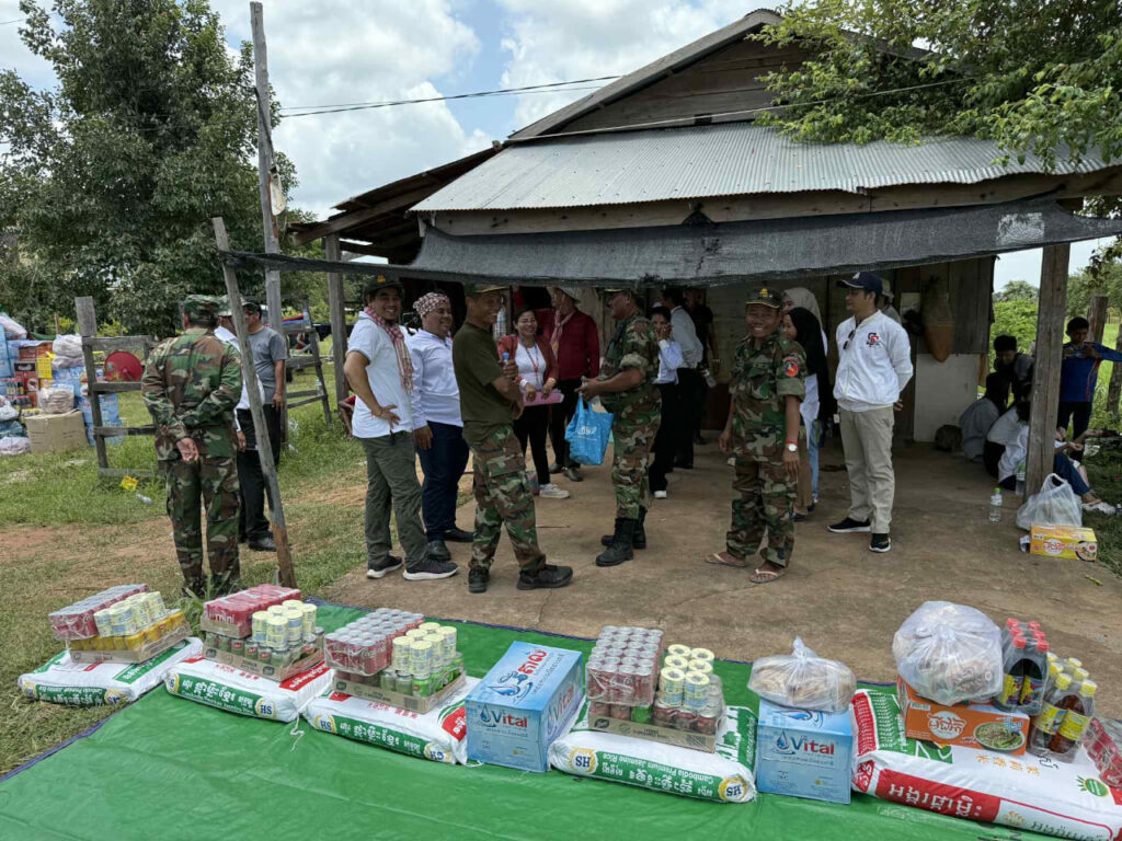 Übergabe der gesammelten Lebensmittelspenden an die Armee in der Provinz Preah Vihear.