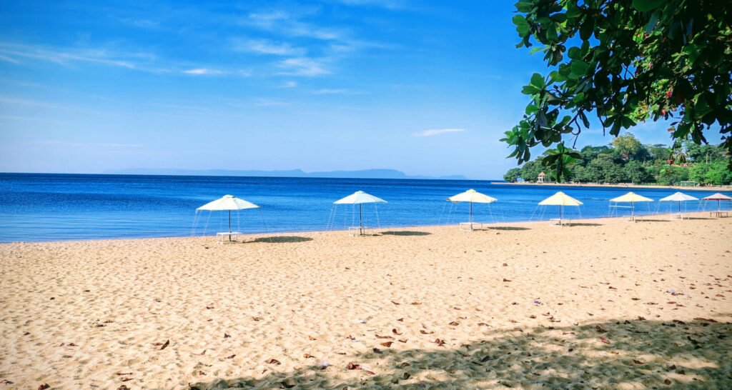 Der Hauptstrand in Kep, Kambodscha