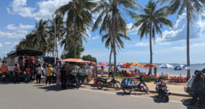 Der an Wochenenden gut besuchte Angkol Beach in der Provinz Kep.