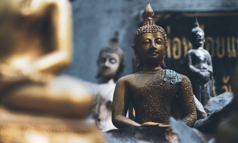 Verschiedene Buddha Statuen.
