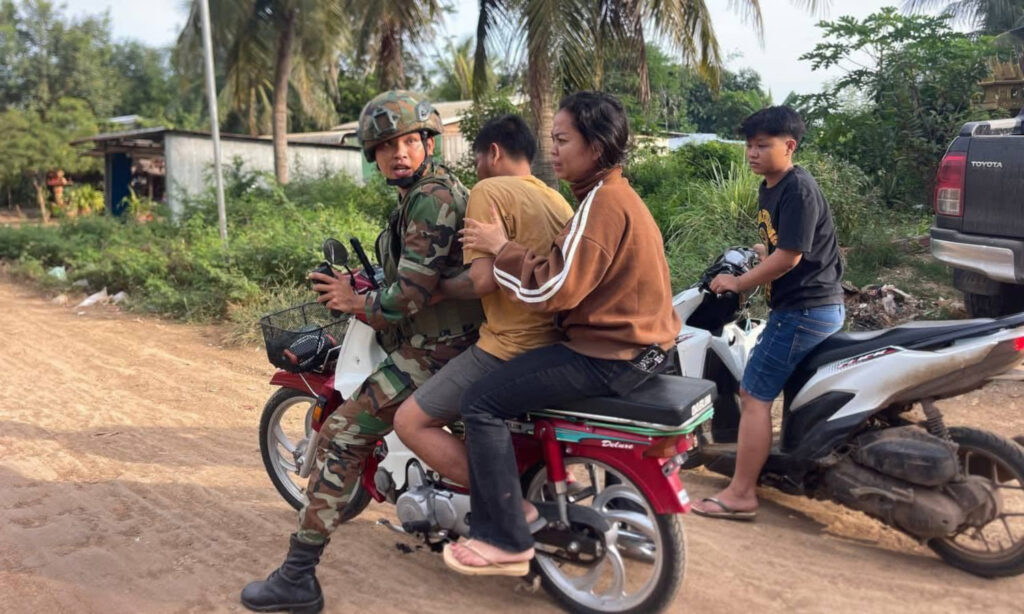 Ein vom thailändischen Militär angeschossener Zivilist wird mit dem Mofa abtransportiert.