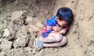 Ein kambodschanisches Kind sucht Schutz vor thailändischen Bomben