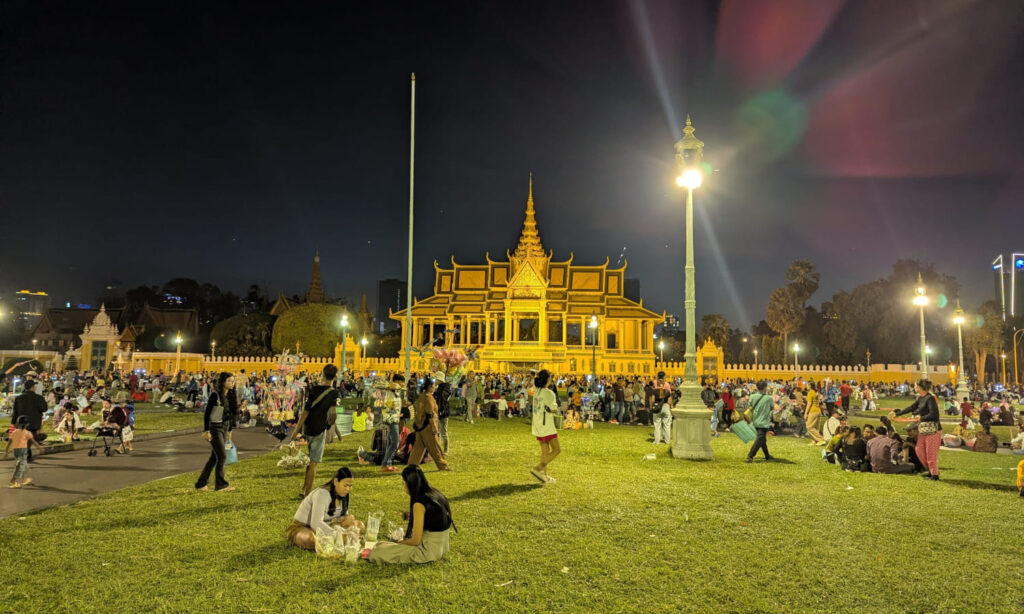 Der Königspalast in Phnom Penh am Abend,