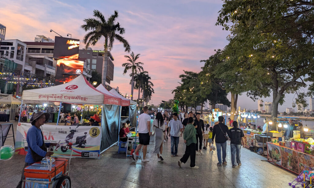 Die Fluss-Uferpromenade "Preah Sisowath Quay" in Phnom Penh.