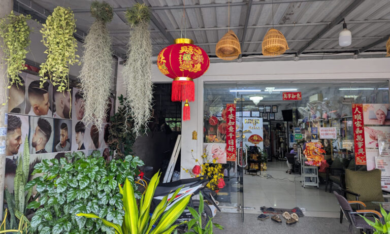 Dekoration zum chinesischen Neujahr an einem Friseursalon in Kep.