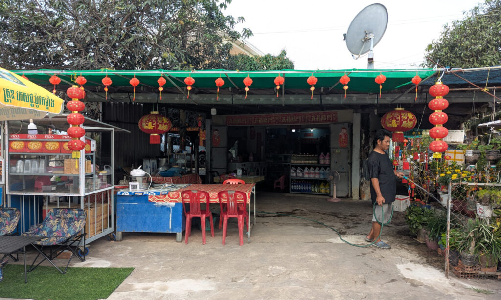 Dekoration zum chinesischen Neujahr an einer Garküche in Kep.