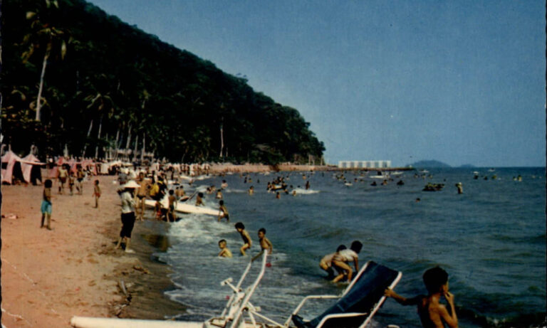 Der mit Badegästen gut besuchte Strand von Kep in den 60er Jahren.