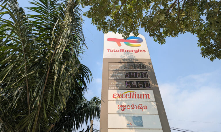 Anzeigetafel mit den Benzinpreisen an der Total-Tankstelle in Kep.