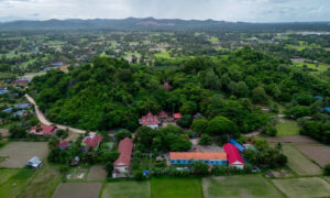 Die Tempelanlage auf dem Phnom Sar Sear in der Provinz Kep aus der Vogelperspektive.