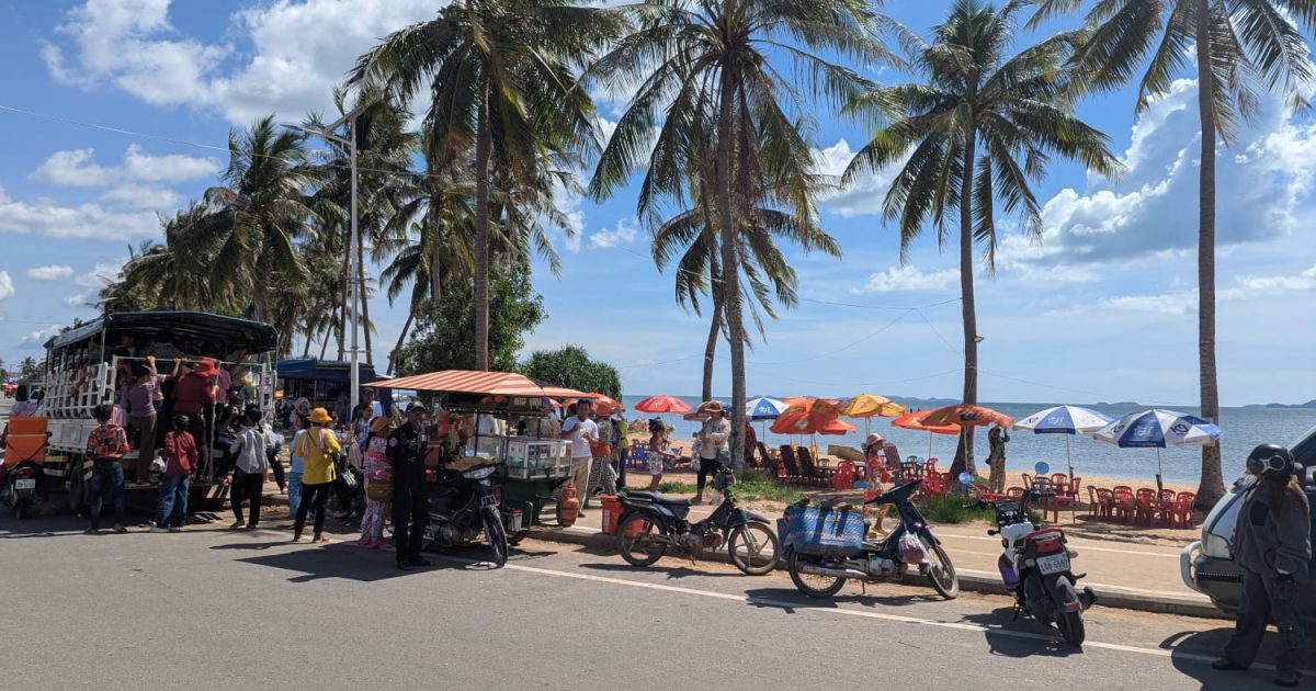 Der an Wochenenden gut besuchte Angkol Beach in der Provinz Kep.