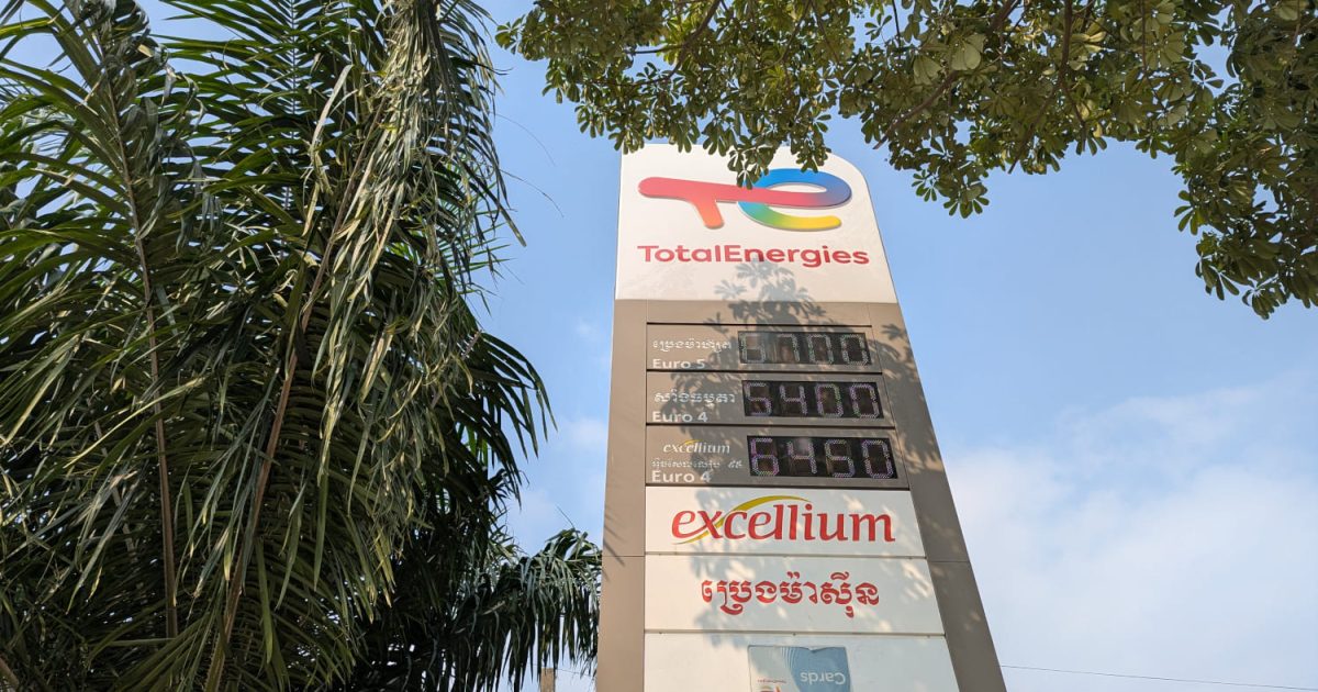 Anzeigetafel mit den Benzinpreisen an der Total-Tankstelle in Kep.