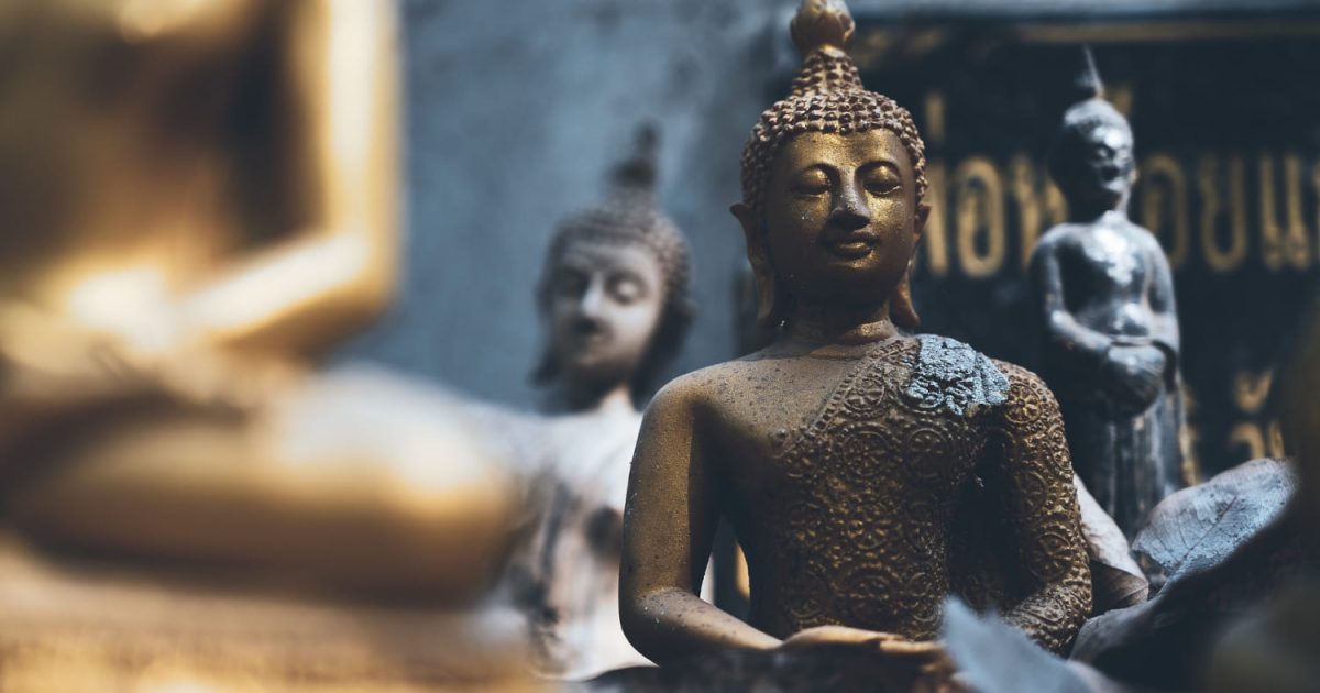 Verschiedene Buddha Statuen.
