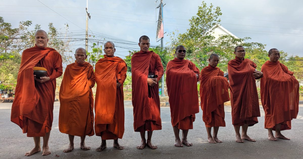 Buddhistische Mönche auf ihrer Almosenrunde in Kep, Kambodscha.