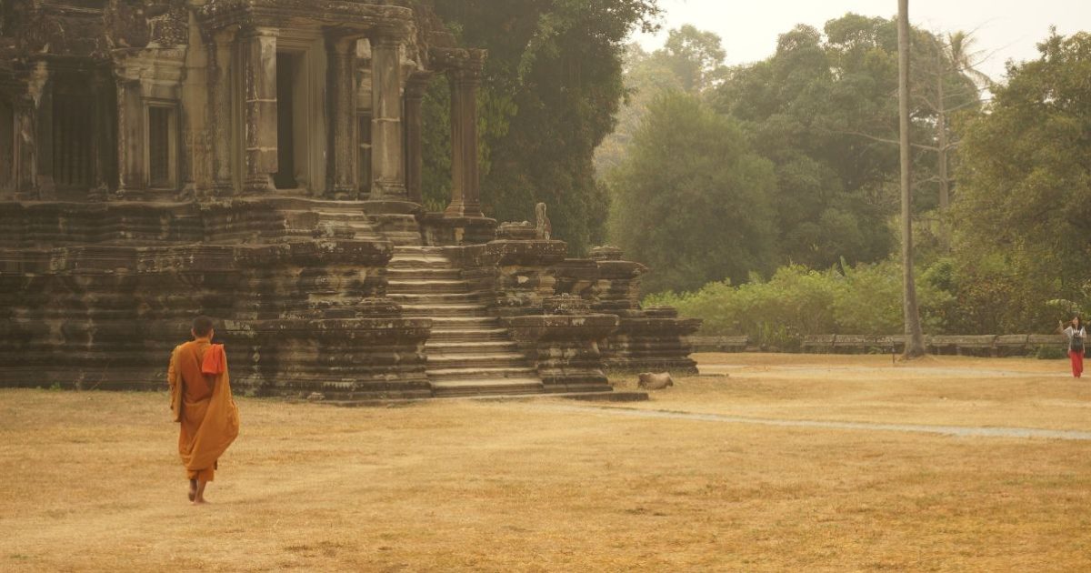 Buddhistischer Mönch vor antikem Tempel