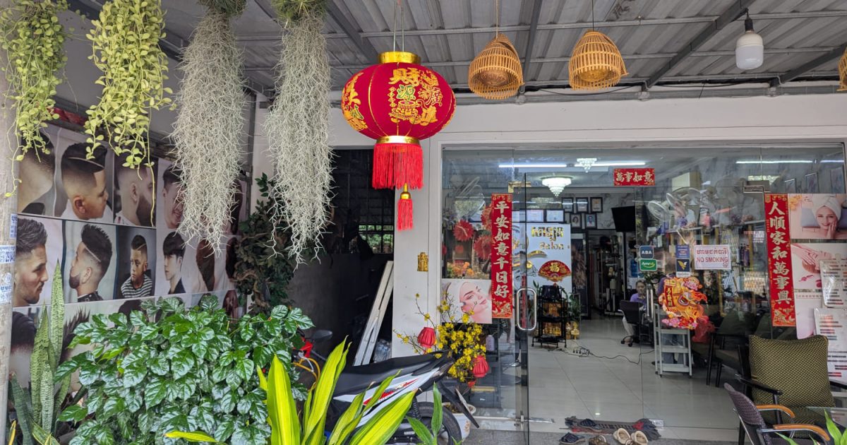 Dekoration zum chinesischen Neujahr an einem Friseursalon in Kep.
