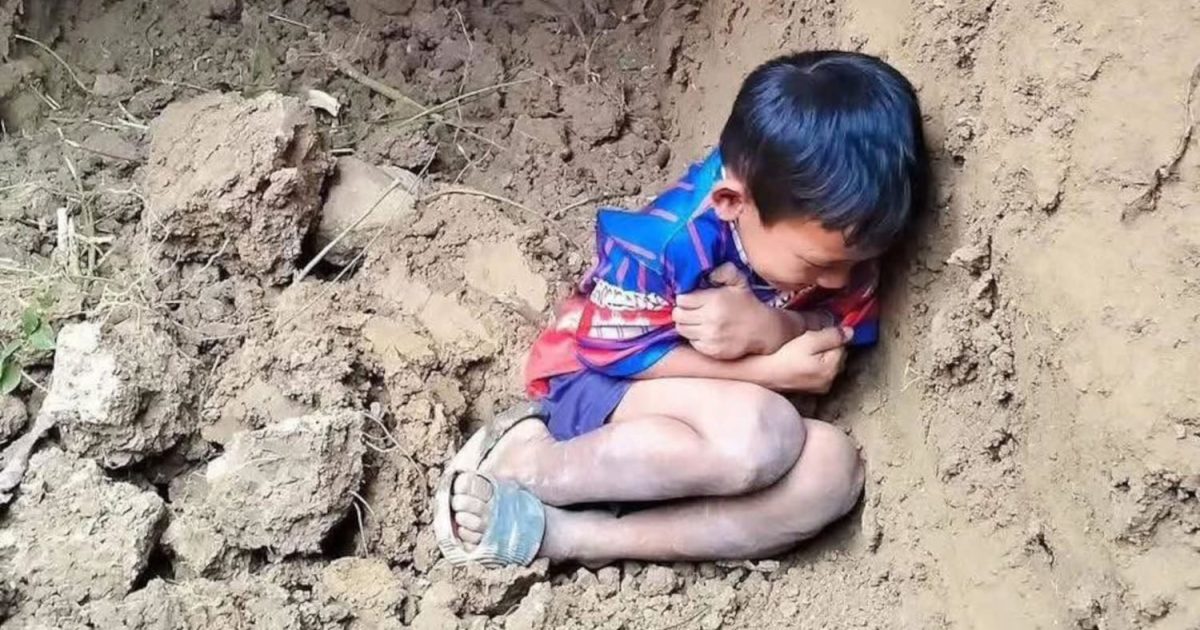 Ein kambodschanisches Kind sucht Schutz vor thailändischen Bomben