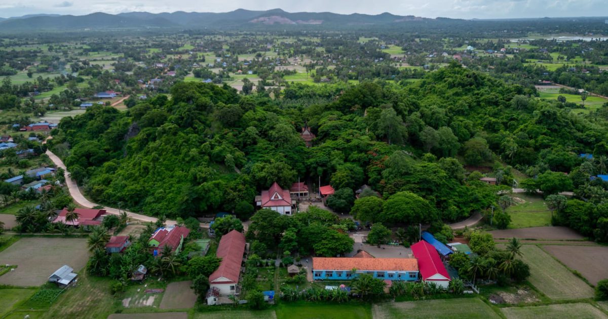 Die Tempelanlage auf dem Phnom Sar Sear in der Provinz Kep aus der Vogelperspektive.