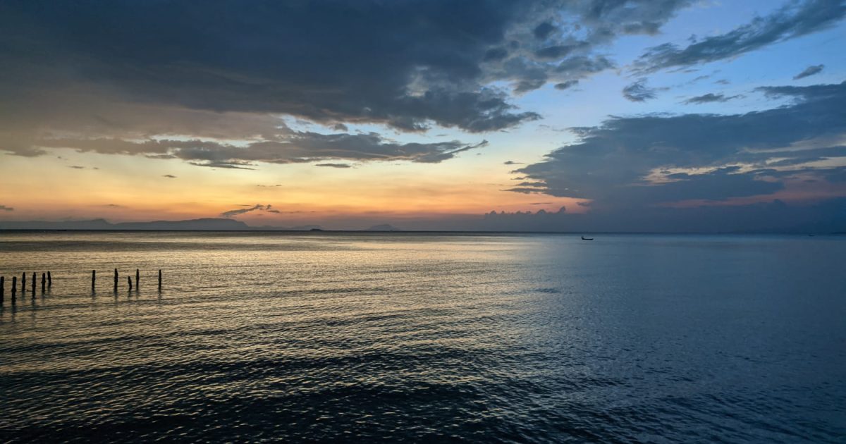 Sonnenuntergang am Meer in Kep, Kambodscha - Meditation und Achtsamkeit in friedlicher Küstenlandschaft. Perfekter Ort für spirituelle Praxis und innere Ruhe.