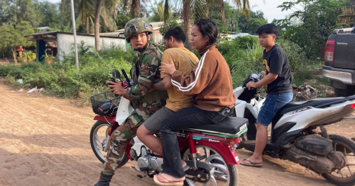 Ein vom thailändischen Militär angeschossener Zivilist wird mit dem Mofa abtransportiert.